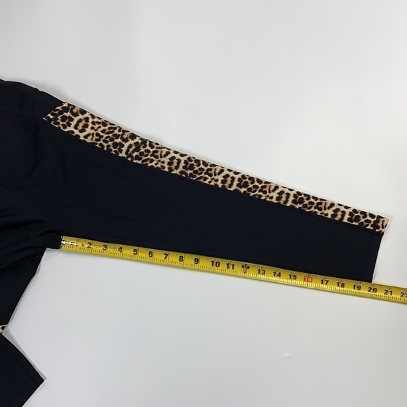 Zyia Active Cropped Leopard Print Crop Leggings/Capri With Pockets - Picture 8 of 9